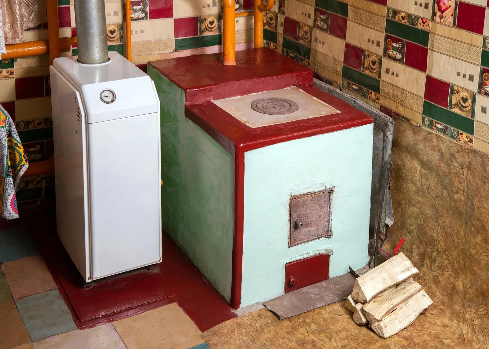 Chaudière à bois moderne installé le long de contraintes techniques intérieures